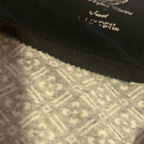 I believe it’s a size small it doesn’t say. The pattern is super cute! - Picture 4 of 5